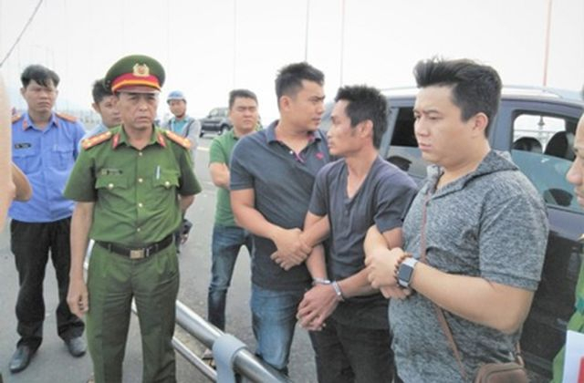 Cơ quan tố tụng đưa Đinh Văn Hời đến cầu Thuận Phước để thực nghiệm hiện trường nhưng mấu chốt của vụ &aacute;n l&agrave; cơ quan điều tra chưa t&igrave;m thấy thi thể của ch&aacute;u b&eacute;.