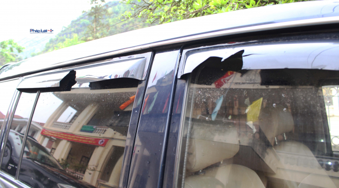 Một chiếc &ocirc; t&ocirc; vỡ k&iacute;nh do mưa đ&aacute; g&acirc;y ra.