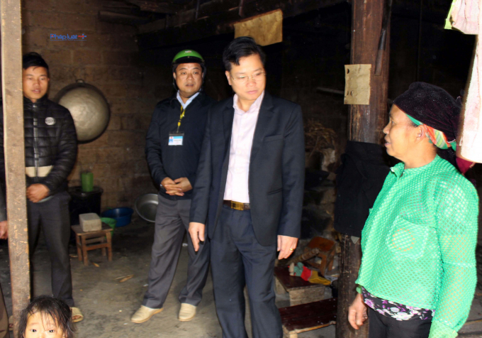 L&atilde;nh đạo huyện M&egrave;o Vạc đến kiểm tra, động vi&ecirc;n c&aacute;c gia đ&igrave;nh bị ảnh hưởng tại thị trấn M&egrave;o Vạc.