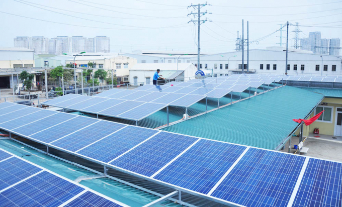 Hệ thống tấm pin NLMT lắp m&aacute;i tr&ecirc;n t&ograve;a nh&agrave; của&nbsp;Trung t&acirc;m Sữa chữa điện n&oacute;ng Y&ecirc;n Nghĩa