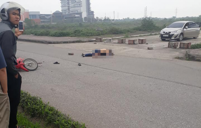 Sau khi&nbsp;đ&acirc;m c&ocirc; g&aacute;i bằng nhiều nh&aacute;t k&eacute;o, nam thanh ni&ecirc;n tự s&aacute;t v&agrave; nằm&nbsp;đề l&ecirc;n người c&ocirc; g&aacute;i.