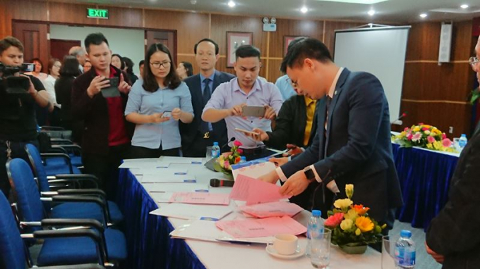 Đại diện Vinaconex&nbsp; cung cấp th&ocirc;ng tin cho b&aacute;o ch&iacute;.