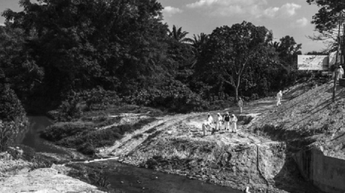 Lực lượng chức năng Malaysia xử l&yacute; chất thải độc hại ở s&ocirc;ng.