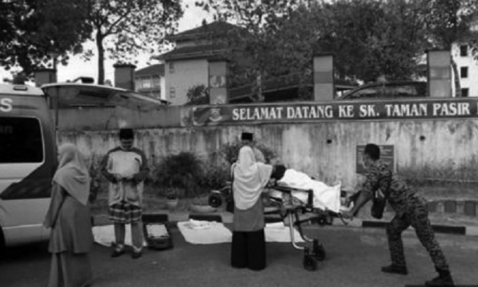 Một người bị nhiễm độc được đưa đi cấp cứu.