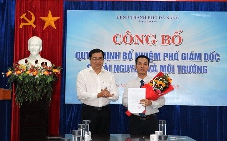 &Ocirc;ng Đinh Quang Cường (phải) được bổ nhiệm l&agrave;m Ph&oacute; Gi&aacute;m đốc Sở T&agrave;i nguy&ecirc;n v&agrave; M&ocirc;i trường TP Đ&agrave; Nẵng (Ảnh: danang.gov.vn).