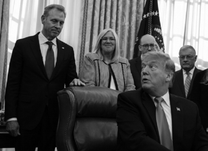 &Ocirc;ng Shanahan (người ngo&agrave;i c&ugrave;ng b&ecirc;n tr&aacute;i) đang l&agrave; người giữ chức quyền Bộ trưởng Quốc ph&ograve;ng Mỹ l&acirc;u nhất lịch sử.