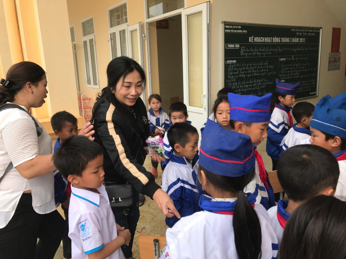 C&aacute;c em học sinh th&iacute;ch th&uacute; khi được chia kẹo