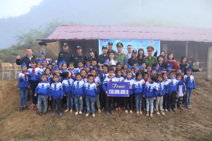 Thầy v&agrave; tr&ograve; trường tiểu học Mường Lống 2 vui mừng, phấn khởi nhận qu&agrave; của Quỹ Trao tặng y&ecirc;u thương