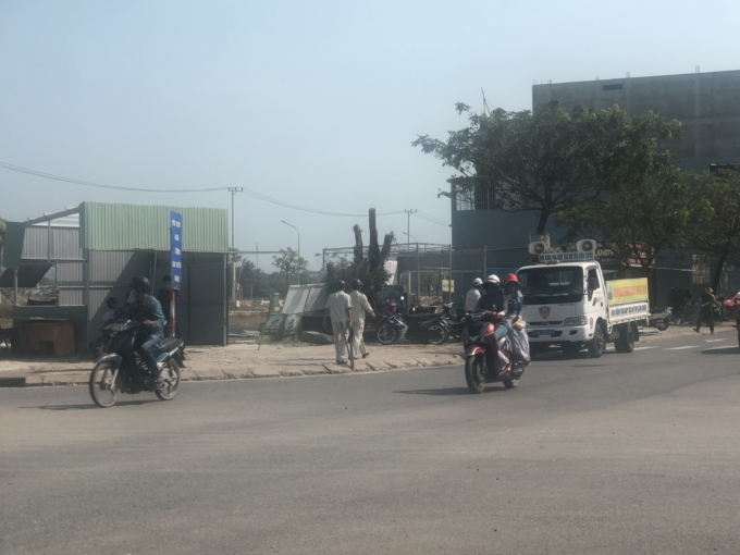 Đ&agrave; Nẵng, Quảng Nam c&ugrave;ng x&yacute; l&yacute;, th&aacute;o dỡ&nbsp;kiốt kinh doanh BĐS xư dựng tr&aacute;i ph&eacute;p.