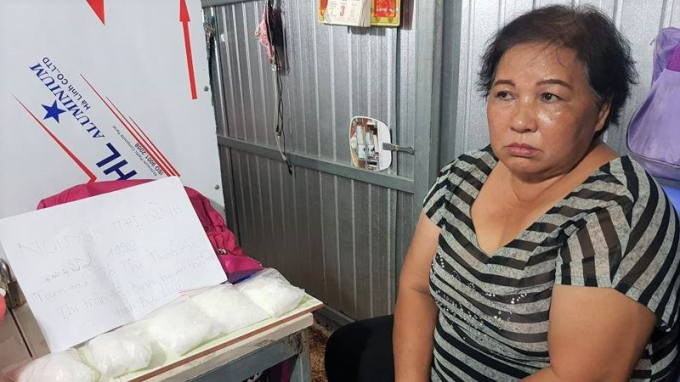 Đối tượng Nguyễn Thị B&igrave;nh c&ugrave;ng tang vật tại cơ quan điều tra. (Ảnh do C&ocirc;ng an tỉnh Bạc Li&ecirc;u cung cấp)