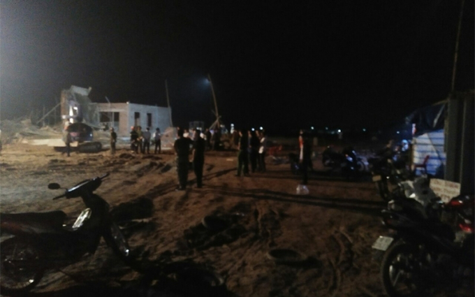 Cho đến 20h c&ugrave;ng ng&agrave;y, nh&agrave; chức tr&aacute;ch địa phương vẫn đang thực hiện việc đ&agrave;o bới đống đổ n&aacute;t để t&igrave;m kiếm những nạn nh&acirc;n kh&aacute;c.