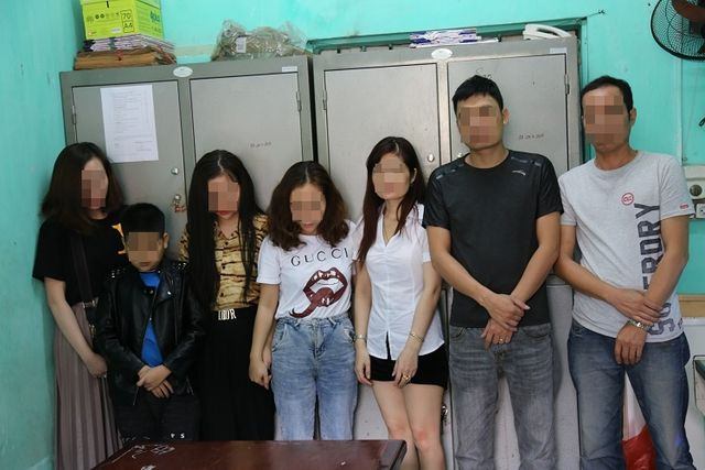 &ldquo;Cu Th&oacute;c&rdquo; c&ugrave;ng c&aacute;c đối tượng tại cơ quan điều tra (Ảnh: Lan Hương).