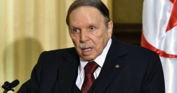 Tổng thống Algeria từ chức, người dân xuống phố ăn mừng