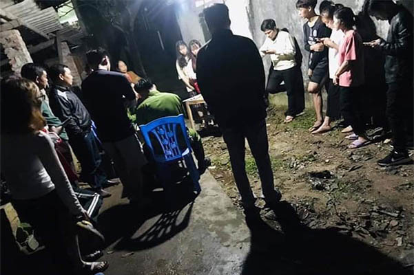 Lực lượng chức năng c&oacute; mặt ở hiện trường để điều tra nguy&ecirc;n nh&acirc;n sự việc.