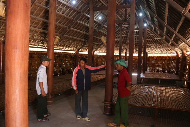 Gi&agrave; l&agrave;ng Điểm Nham (đứng giữa) v&agrave; người d&acirc;n bức x&uacute;c v&igrave; chất lượng c&ocirc;ng tr&igrave;nh