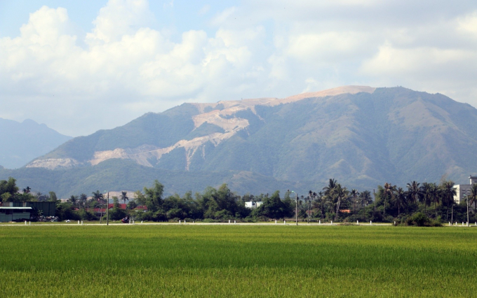 N&uacute;i Ch&iacute;n Kh&uacute;c cao hơn 500m so với mức nước biển, từ trung t&acirc;m TP. Nha Trang hay ra v&ugrave;ng ven, đứng ở huyện Di&ecirc;n Kh&aacute;nh c&aacute;ch đ&oacute; hơn 10km đều nh&igrave;n thấy. Một