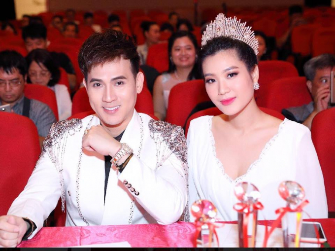 Nguy&ecirc;n Vũ c&ugrave;ng c&aacute;c hoa hậu, qu&yacute; b&agrave;.