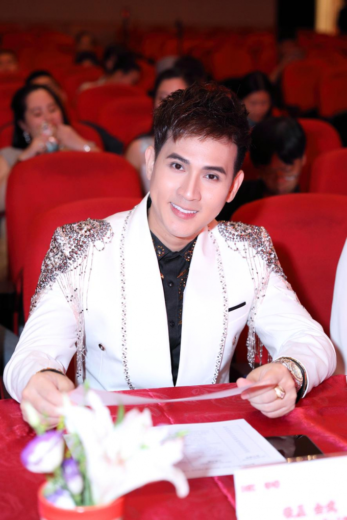 Nguy&ecirc;n Vũ ngồi ghế n&oacute;ng tại c&aacute;c cuộc thi hoa hậu qu&yacute; b&agrave;.