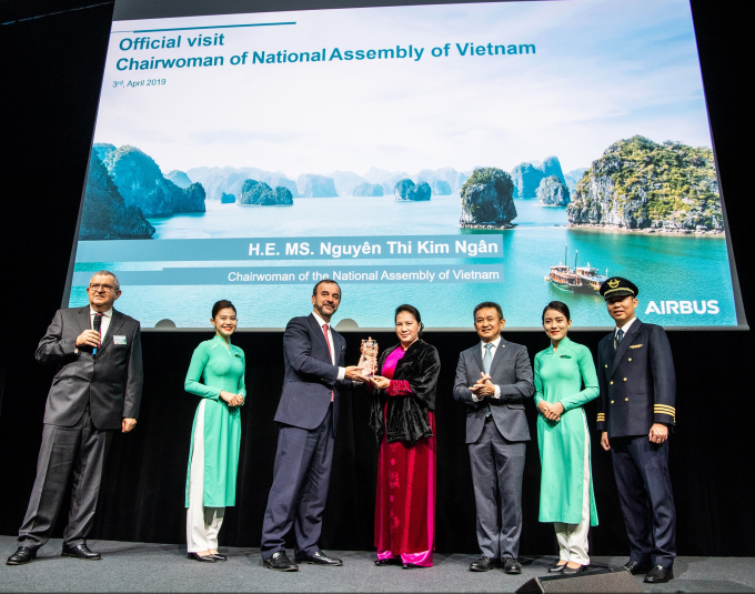 Lễ ra mắt m&aacute;y bay Airbus A350-900 thứ 14 của Vietnam Airlines diễn ra dưới sự chứng kiến của Chủ tịch Quốc hội Việt Nam Nguyễn Thị Kim Ng&acirc;n v&agrave; c&aacute;c đại biểu trong Đo&agrave;n cấp cao Quốc hội Việt Nam.