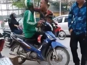 [Clip]: Nam thanh niên hung hăng chửi bới, đánh tài xế Grab