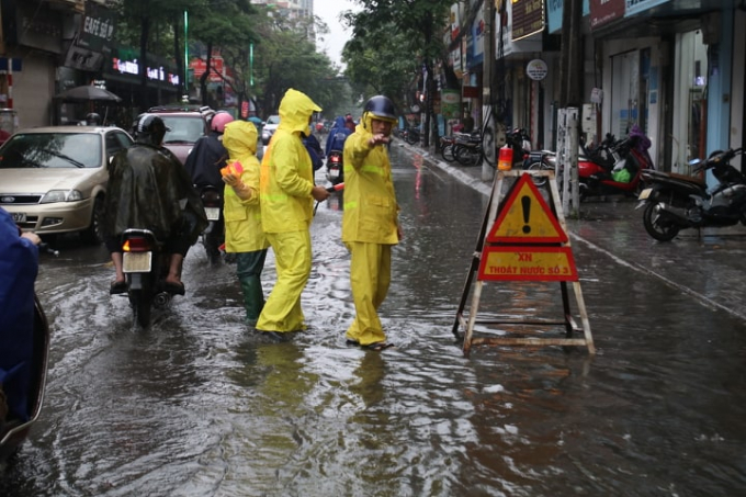 H&agrave; Nội c&oacute; mưa, mưa r&agrave;o v&agrave; c&oacute; nơi c&oacute; d&ocirc;ng