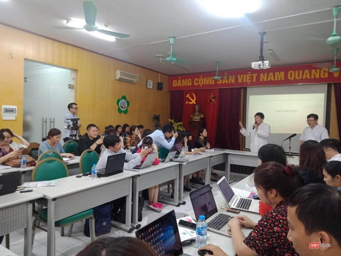 TS. Nguyễn Do&atilde;n Phương v&agrave; TS. Dương Minh T&acirc;m ph&aacute;t biểu&nbsp;tại cuộc họp&nbsp;với chủ đề &ldquo;C&aacute;c rối loạn li&ecirc;n quan đến stress v&agrave; g&aacute;nh nặng&rdquo;.