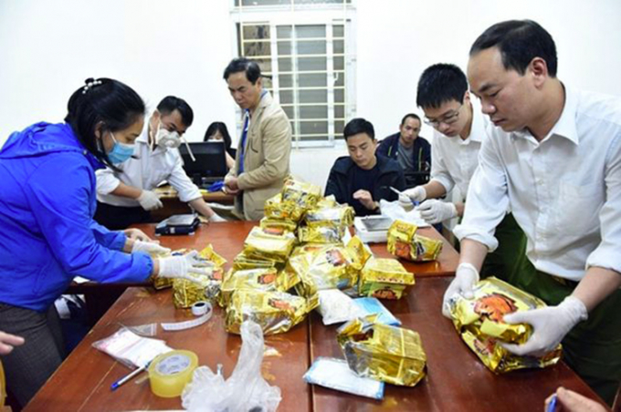 Ph&acirc;n loại ma t&uacute;y trong đường d&acirc;y bu&ocirc;n b&aacute;n 1,1 tấn ma t&uacute;y vừa bị triệt ph&aacute;. Ảnh: Bi&ecirc;n ph&ograve;ng H&agrave; Tĩnh