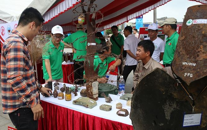 Trưng b&agrave;y ảnh về hiểm họa của bom m&igrave;n.