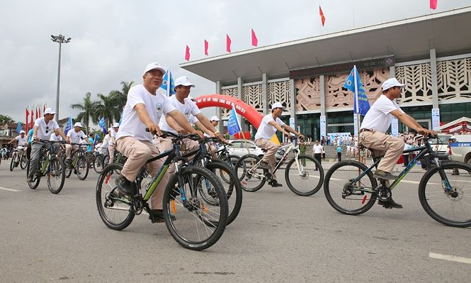 Diễu h&agrave;nh hưởng ứng Ng&agrave;y thế giới ph&ograve;ng chống bom m&igrave;n tại th&agrave;nh phố Đ&ocirc;ng H&agrave;.