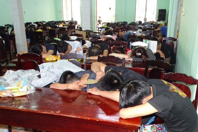 C&aacute;c đối tượng thanh ni&ecirc;n nam nữ sử dụng ma t&uacute;y bị ph&aacute;t hiện_Ảnh: C&ocirc;ng an tỉnh Đồng Nai