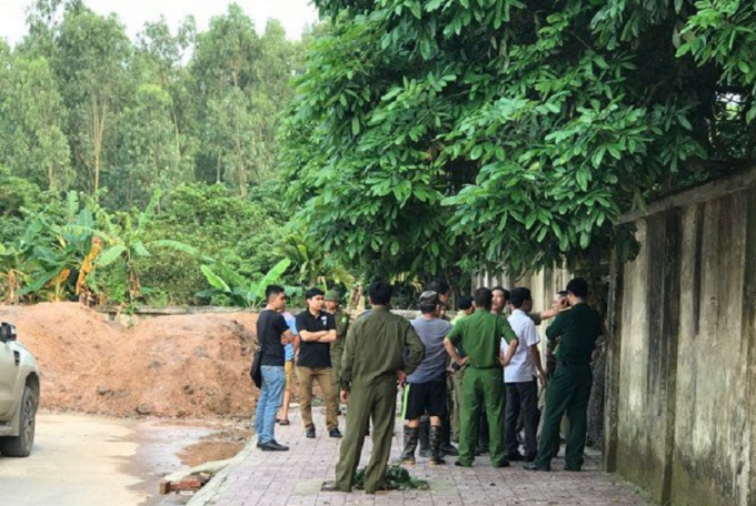 Lực lượng chức năng tiến h&agrave;nh bắt giữ đ&agrave;n ch&oacute; tấn c&ocirc;ng b&eacute; trai tử vong.