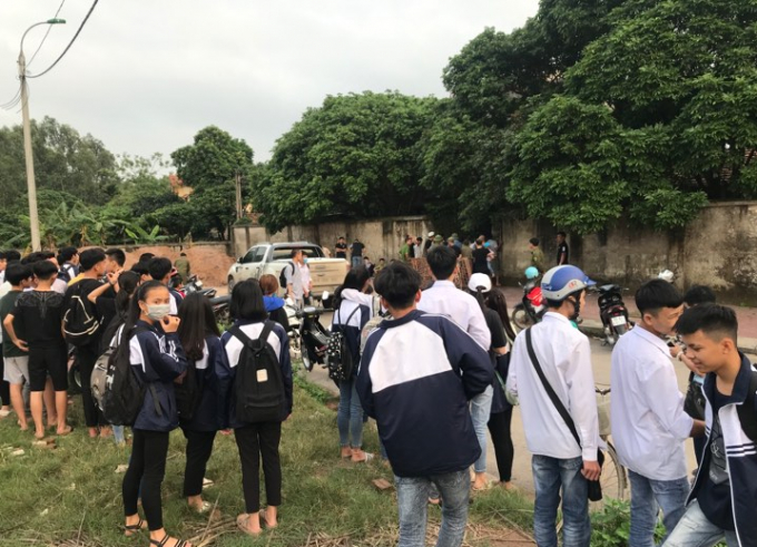 Sự việc thu h&uacute;t sự ch&uacute; &yacute; của đ&ocirc;ng đảo người d&acirc;n sinh sống xung quanh khu vực.