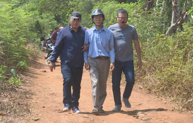 C&ocirc;ng an dẫn giải đối tượng M&atilde; Minh Thu (giữa) thực nghiệm hiện trường &aacute;n mạng