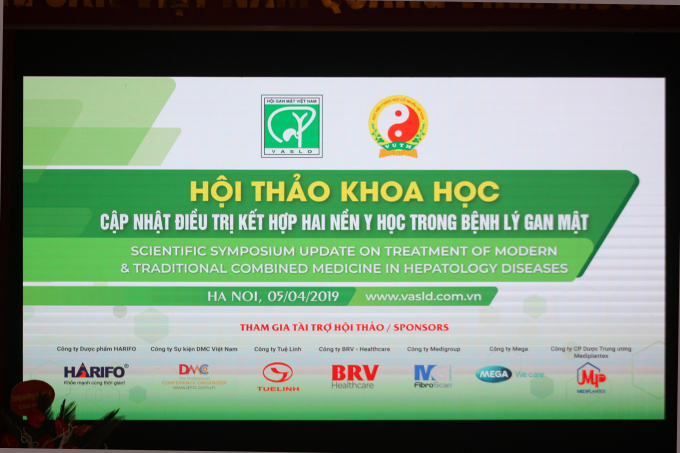 Hội thảo khoa học cập nhật điều trị kết hợp hai nền Y học trong bệnh l&yacute; gan mật diễn ra tại Học viện Y Dược học cổ truyền.