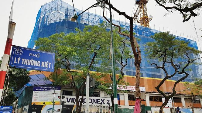 Dự &aacute;n cải tạo khu tập thể chung cư cũ 30A L&yacute; Thường Kiệt do C&ocirc;ng ty Cổ phần Tư vấn Đầu tư T&agrave;i ch&iacute;nh To&agrave;n Cầu l&agrave;m chủ đầu tư đang được ch&agrave;o b&aacute;n thấp nhất l&agrave; 25 tỷ đồng căn hộ. Ảnh: Ninh Phan.