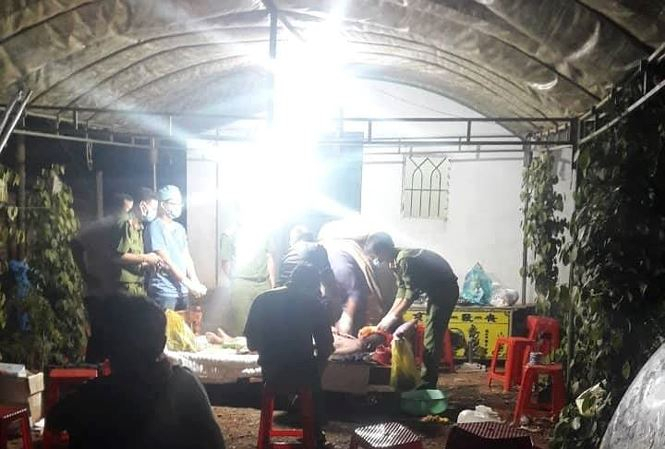 Cơ quan chức năng kh&aacute;m nghiệm tử thi.