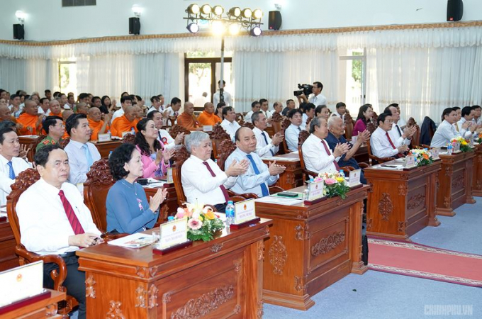 Thủ tướng Ch&iacute;nh phủ v&agrave; c&aacute;c đại biểu dự cuộc họp mặt