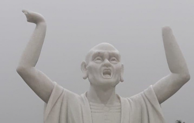 Tượng phật bị kẻ gian ph&aacute; hoại, khiến tay phật bị cụt.