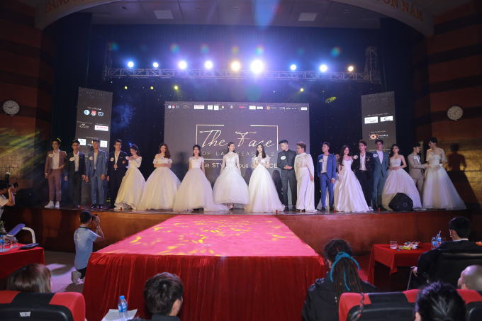 Top 10 bước v&agrave;o phần thi catwalk.