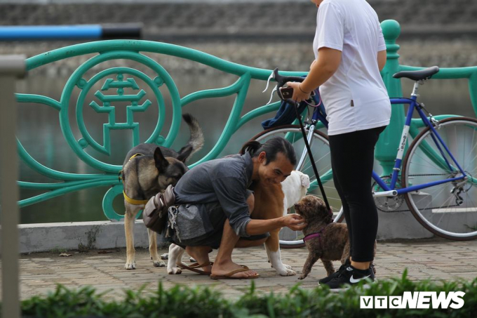 H&atilde;i h&ugrave;ng cảnh trẻ em H&agrave; Nội v&ocirc; tư chơi đ&ugrave;a b&ecirc;n những con ch&oacute; kh&ocirc;ng rọ m&otilde;m