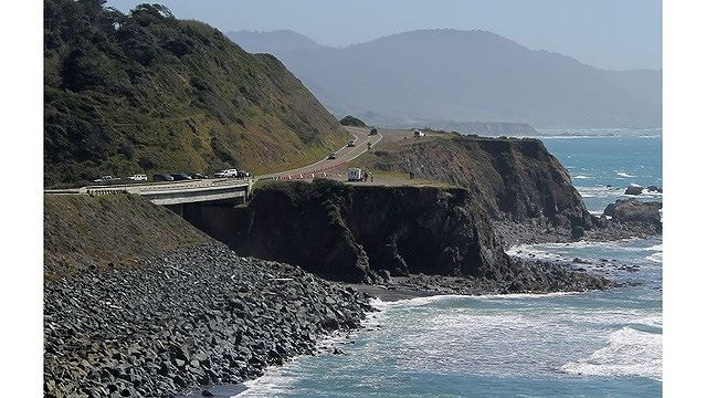 V&aacute;ch đ&aacute; nơi xe chở 8 người trong gia đ&igrave;nh Hart rơi xuống. Ảnh: Oregonlive.