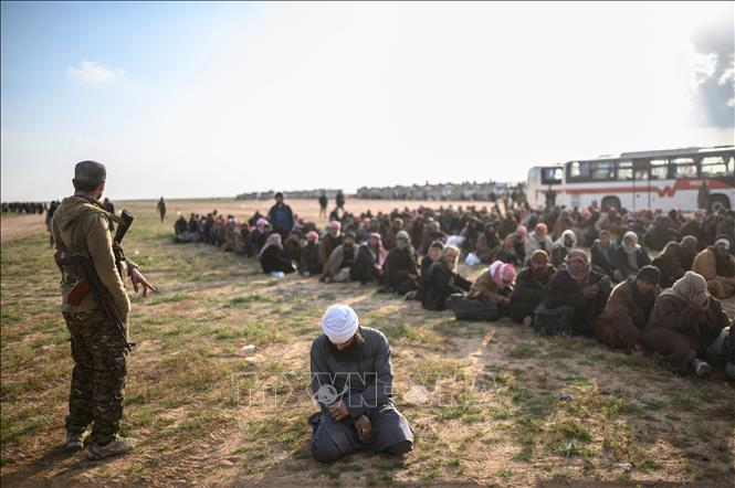 C&aacute;c tay s&uacute;ng được cho l&agrave; th&agrave;nh vi&ecirc;n tổ chức khủng bố Nh&agrave; nước Hồi gi&aacute;o (IS) tự xưng bị Lực lượng D&acirc;n chủ Syria bắt giữ tại s&agrave;o huyệt ở Baghouz, tỉnh Deir Ezzor, miền Bắc Syria ng&agrave;y 22/2/2019. Ảnh: AFP/TTXVN