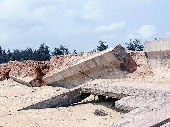 C&ocirc;ng tr&igrave;nh đ&ecirc;, k&egrave; chống x&oacute;i lở bờ biển Tam Quan mới đưa v&agrave;o sử dụng &ldquo;tan n&aacute;t&rdquo;. Ảnh: Tr.Định.
