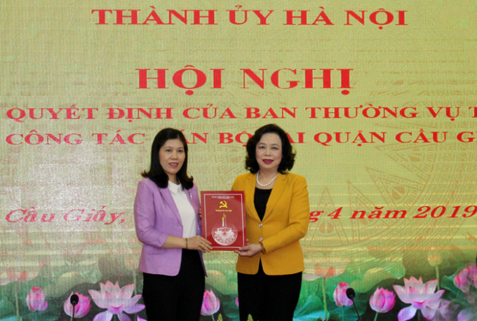 Ph&oacute; B&iacute; thư Thường trực Th&agrave;nh ủy Ng&ocirc; Thị Thanh Hằng trao Quyết định cho đồng ch&iacute; Trần Thị Phương Hoa (b&ecirc;n tr&aacute;i). Ảnh Trọng To&agrave;n.