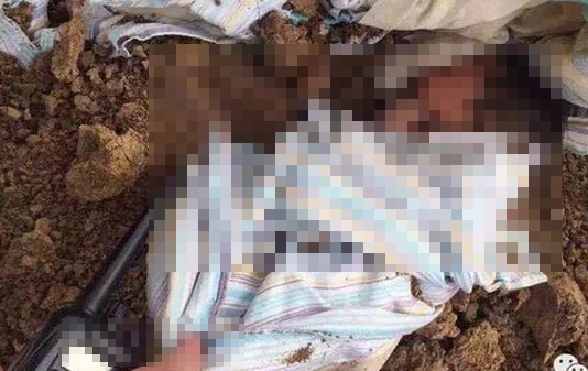 B&eacute; trai sơ sinh bị ch&ocirc;n v&ugrave;i trước cửa nh&agrave; kho&nbsp;của một doanh nghiệp ở x&atilde; T&agrave; L&egrave;ng.&nbsp;Ảnh minh họa.