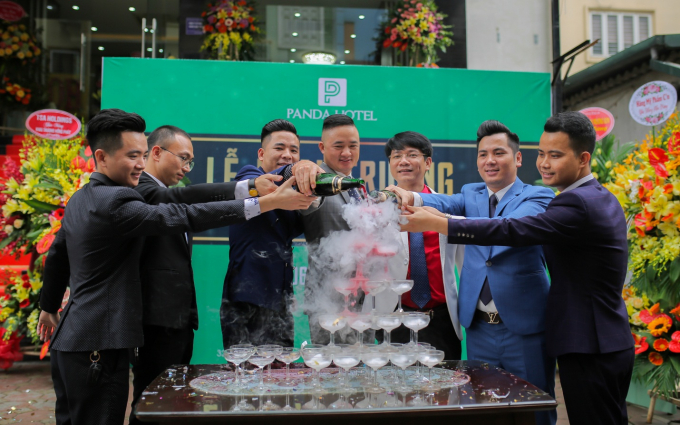 Lễ khai trương Panda HoTel 1 diễn ra trong kh&ocirc;ng kh&iacute; hồ hởi v&agrave; th&acirc;n thiện của Tập đo&agrave;n Panda với đ&ocirc;ng đảo kh&aacute;ch mời l&agrave; c&aacute;c chủ đầu tư v&agrave; doanh nh&acirc;n th&agrave;nh đạt đến từ nhiều địa phương kh&aacute;c nhau.