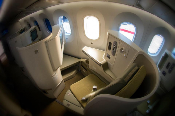 Hạng Thương gia sang trọng v&agrave; tiện nghi với ghế ngồi c&oacute; thể ngả phẳng 180 độ