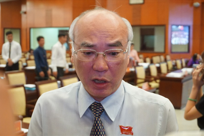 &Ocirc;ng Phan Nguyễn Như Khu&ecirc; trao đổi với b&aacute;o ch&iacute; b&ecirc;n h&agrave;ng lang kỳ họp HĐND TPHCM chiều nay. Ảnh: M.Q