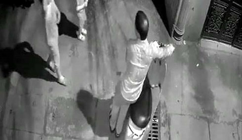 H&igrave;nh ảnh người đ&agrave;n &ocirc;ng nghi d&acirc;m &ocirc; trẻ em (h&igrave;nh ảnh cắt từ clip).