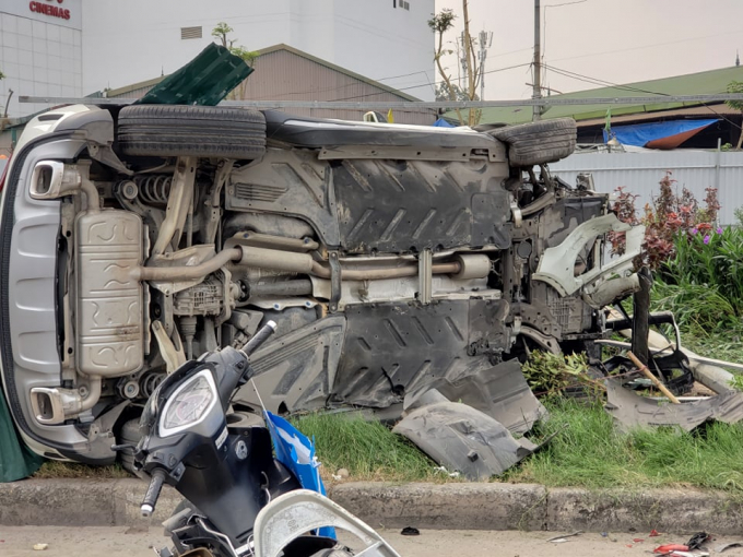 Chiếc &ocirc; t&ocirc; lật ngửa tr&ecirc;n dải ph&acirc;n c&aacute;ch cứng.